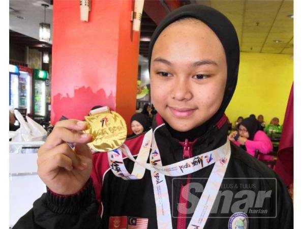 Nur Ainul Safia bersama pingat emas yang dimenanginya di Jepun.