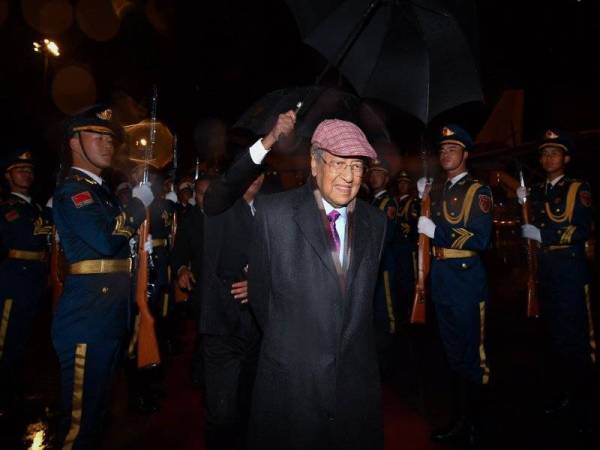 Perdana Menteri Tun Dr Mahathir Mohamad tiba di Lapangan Terbang Antarabangsa Capital Beijing malam ini. - Foto Bernama