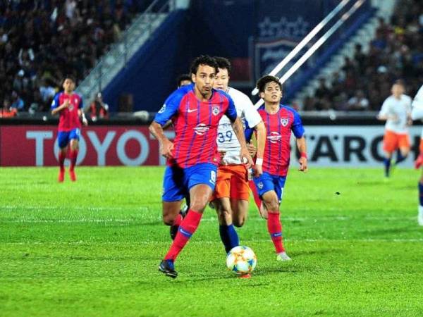 Aksi penyerang Harimau Selatan, Diogo Santo ketika perlawanan Kumpulan E Liga Juara-Juara Asia menentang Shandong Luneng di Stadium Larkin, sebentar tadi.