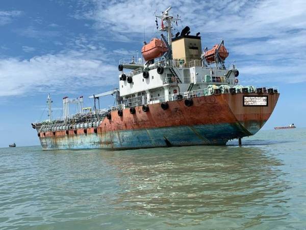 Kapal tangki tersebut yang ditahan di kedudukan lebih kurang 3.5 batu nautika tenggara Tanjung Penyusup, semalam.
