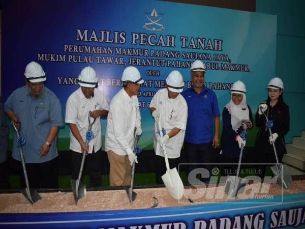 Wan Rsody (tengah) melakukan gimik perasmian Majlis Pecah Tanah Tapak Rumah Makmur Padang Saujana, Pulau Tawar, kelmarin.