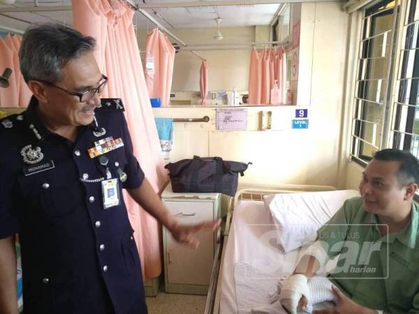 Mohamad melawat Lans Koperal Muhammad Rizal Shaharin, 34, yang sedang dirawat di Hospital Tuanku Ja'afar (HTJ) kerana mengalami masalah asid urik.