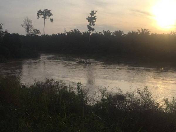 Remaja dikhuatiri lemas di Sungai Teriang, semalam. Foto: Bomba