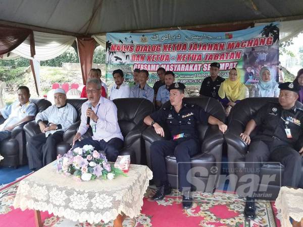 Ibrahim Bakri (tengah) dan Ganti (dua, kanan) pada Majlis Dialog Ketua Jajahan Machang dan Ketua-Ketua Jabatan Bersama Masyarakat Setempat di Kampung Kok Kiak.
