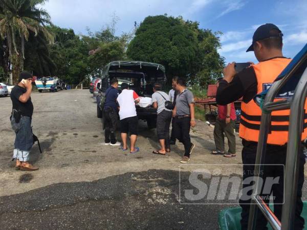 Mayat mangsa dibawa ke Hospital Hulu Terengganu, Terengganu, semalam.	