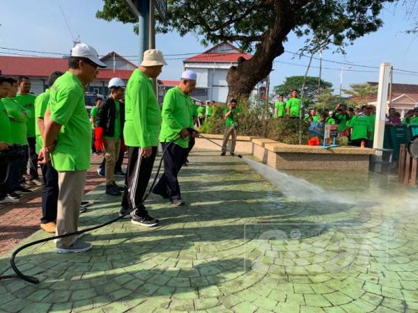 Ahmad menyembur lantai di dataran tersebut sebagai gimik pelancaran kempen hari ini.