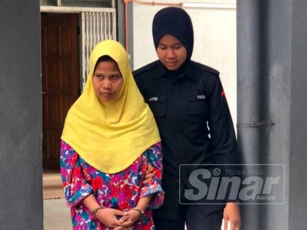 Mahazam Ab Razak,40, (kiri) dikawal polis keluar dari Mahkamah Sesyen Kota Bharu hari ini selepas mendapat perintah supaya ditahan di Hospital Bahagia Tanjung Rambutan, Perak. 