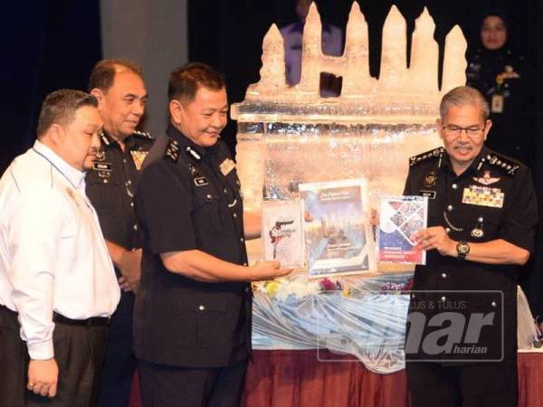 Abdul Hamid (dua, kanan) merasmikan Seminar Hentikan Keganasan Terhadap Wanita dan Kanak-Kanak serta Pelancaran Buku Pencegahan Jenayah di Dewan Bandaraya Kuala Lumpur (DBKL), hari ini.
