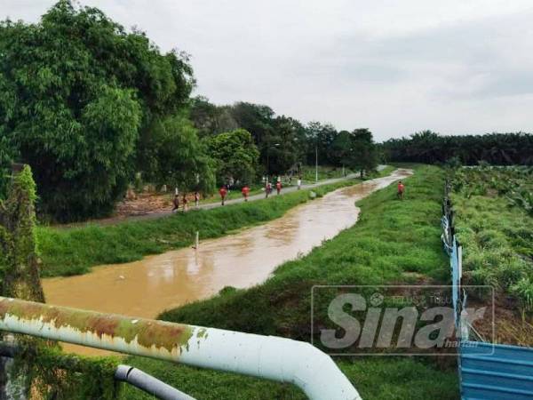 Lokasi di sungai Kampung Sahari di mana dua pelajar tahfiz dikhuatiri lemas petang tadi.