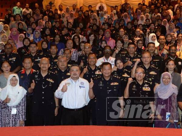 Abdul Hamid (tengah) menunjukkan isyarat bagus selepas merasmikan Seminar Hentikan Keganasan Terhadap Wanita dan Kanak-Kanak serta Pelancaran Buku Pencegahan Jenayah di Dewan Bandaraya Kuala Lumpur (DBKL), hari ini.