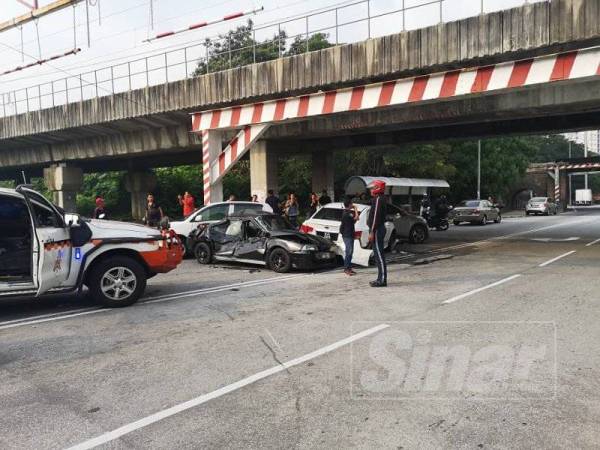 Kemalangan membabitkan 10 buah kenderaan dalam kejadian di Jalan Sri Permaisuri 6, Kuala Lumpur, pagi tadi.