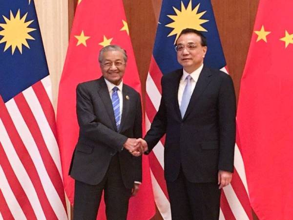 Perdana Menteri Tun Dr Mahathir Mohamad (kiri) bersalaman dengan Perdana Menteri China Li Keqiang ketika mesyuarat dua hala di Rumah Tetamu Negara Diaoyutai, Beijing hari ini. - Foto Bernama