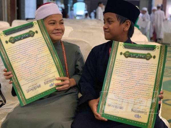 Umar AlFaruq (kanan) dan Hamim Azwar masing-masing bersyukur mendapat ijazah sanad pada konvensyen yang berakhir, semalam.