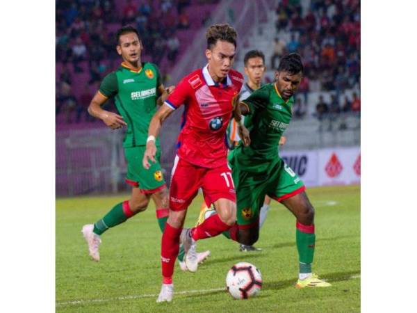 Nik Akif Syahiran (depan) kembali perkuatkan jentera tengah Kelantan apabila bertemu Pulau Pinang pada aksi Liga Premier di Kota Bharu, malam ini.