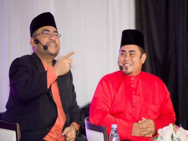 Datuk Seri Dr Mujahid Yusof Rawa (kiri) semasa sesi Town Hall Maqasid Syariah Bersama Warga Kampus Universiti Malaysia Kelantan (UMK) di Dewan Keusahawanan UMK Kampus Kota Taman Bendahara Pengkalan Chepa, malam tadi. - Foto Bernama