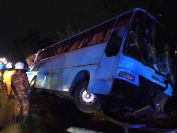 Bas kilang yang sedang dalam perjalanan menghantar pulang seramai 30 pekerja terbabas ke dalam parit di Jalan Bachang berhadapan Taman Widuri di sini, malam tadi.