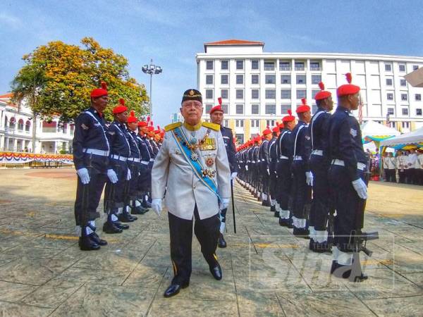 Abdul Rahman memeriksa perbarisan pada perasmian penggal kedua Sidang DUN ke 14 tadi.