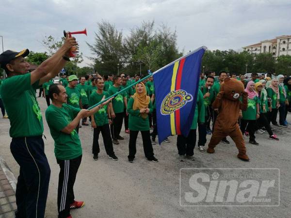 Muhammad (kanan) bersama timbalannya, Nazili Kadir melepaskan peserta Larian Green Day di pekarangan Ibu Pejabat JPJ Negeri di Indera Mahkota di sini, hari ini.
