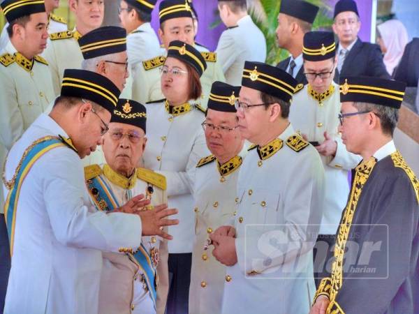 Abdul Rahman (dua dari kiri) berbual dengan wakil rakyat selepas merasmikan Sidang DUN tadi.