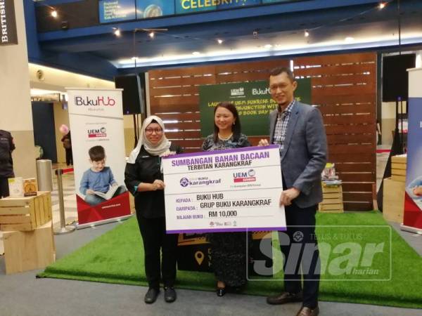 Firdaus (kiri) menyampaikan sumbangan buku bernilai RM10,000 kepada BukuHub, sebuah perpustakaan komuniti di Johor dan Kuala Lumpur.
