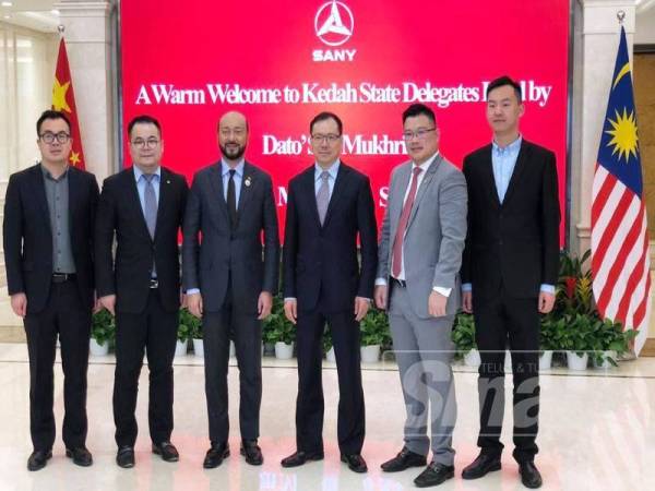 Mukhriz (tiga dari kiri) bersama pengurusan tertinggi Sany Group di Beijing.