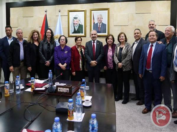 Ishtayeh (tengah) menerima kunjungan delegasi American Federation of Ramallah, Palestine di pejabatnya.