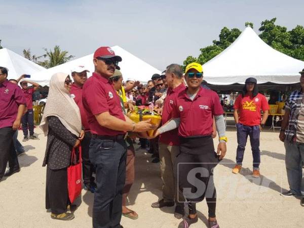 Abu Bakar mengiringi Mohamad Sanizar sebelum memulakan aktiviti kayak hari ini.