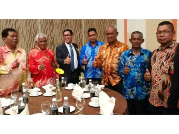 Ahmad Faizal (tiga, kiri) bersama enam Tok Batin dari enam kampung Orang Asli yang bakal menerima bekalan air terawat di daerah Batang Padang.