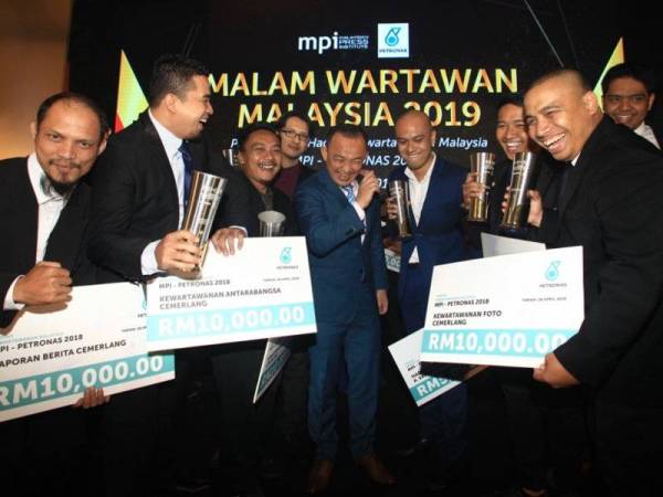 Menteri Pendidikan, Dr Maszlee Malik beramah mesra bersama pemenang Hadiah Kewartawanan Malaysia MPI PETRONAS 2018 (HKM 2018) sempena Malam Wartawan Malaysia (MWM) 2019 di sini malam ini. - Foto Sinar Harian/Zahid Izzani