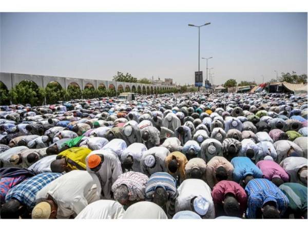 Penunjuk perasaan menunaikan solat Jumaat di luar ibu pejabat tentera, semalam. 