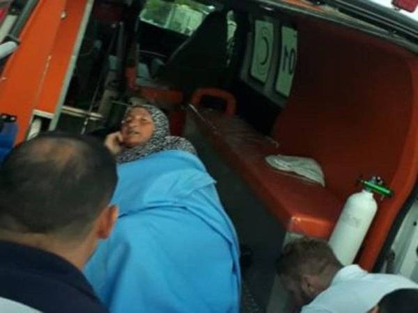 Wanita warga emas Palestin, Khadra Salman Rib'ey dimasukkan ke dalam ambulans selepas terkena kelongsong gas pemedih mata yang dilepaskan tentera Israel di bandar Yatta, semalam.