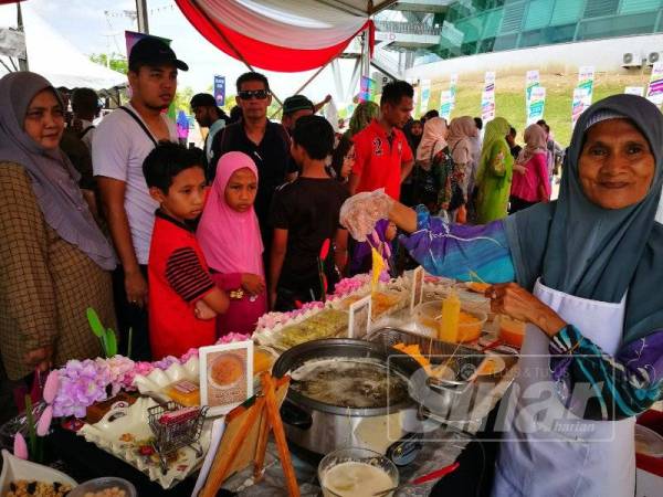 Maimunah menunjukkan kuih jala emas dihasilkan sempena KUD di Kompleks Sukan Negeri Terengganu.