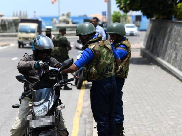 Pihak berkuasa meningkatkan pemeriksaan keselamatan di Colombo.
