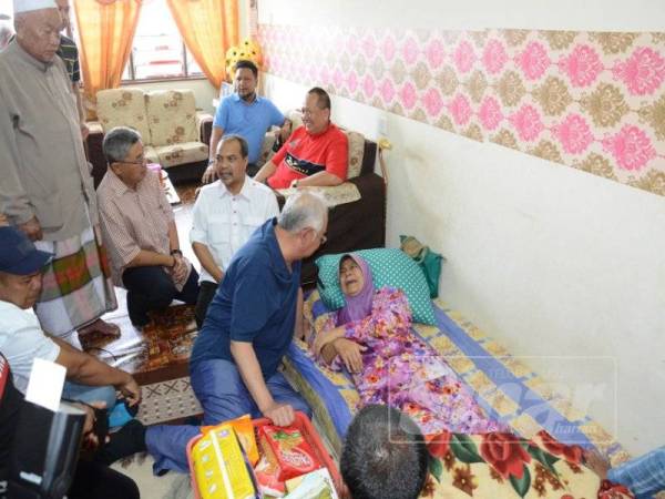 Najib berbual bersama Che Hindun di Taman Perumahan Nelayan Tanjung Dawai, hari ini.