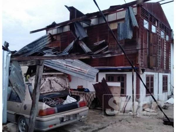 Keadaan rumah yang rosak akibat angin puting beliung, semalam.