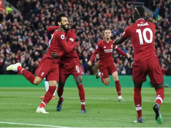 Salah diraikan rakan sepasukan selepas meledak dua gol untuk membantu Liverpool belasah Huddersfield Town 5-0.