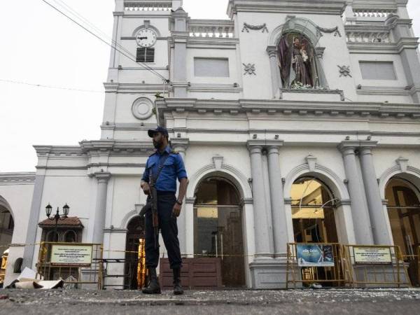 Seorang anggota tentera berkawal di Gereja St. Anthony di Colombo ekoran siri pengeboman yang meragut lebih 250 nyawa pada Ahad lalu. - Foto AFP