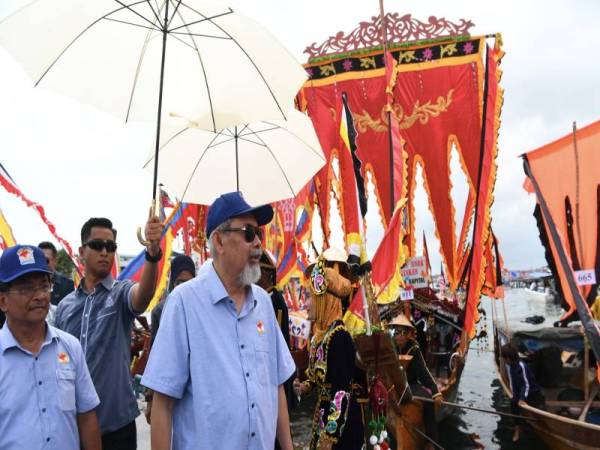 Yang Dipertua Negeri Sabah Tun Juhar Mahiruddin (tiga, kiri) diiringi Timbalan Ketua Menteri Sabah Datuk Jaujan Sembakong (kiri) melihat perarakan lepa cantik dan lepa tradisional sempena Regatta Lepa Semporna 2019 di Dataran Semporna hari ini. - Foto Bernama
