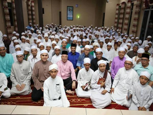 Najib bersama sebahagian pemimpin UMNO dan Pas Kedah, bergambar dengan pelajar tahfiz dalam program beramah mesra sebelum program ceramah perpaduan. (Gambar: Facebook Najib Razak)