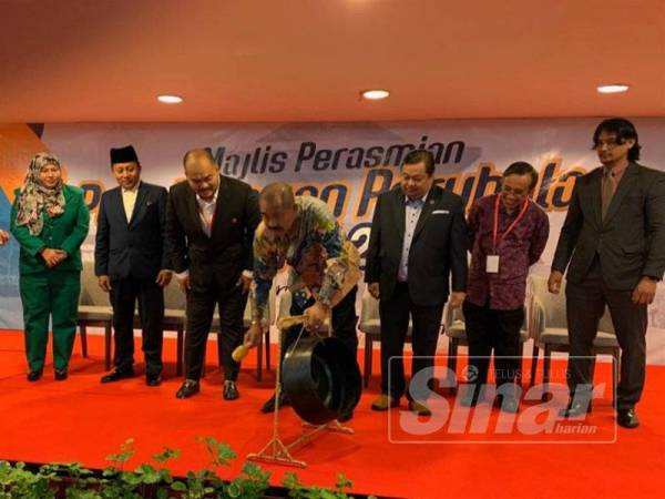 Abu Bakar memukul gong sebagai simbolik perasmian Persidangan Perubatan Alami 2019 di Ombak Villa di sini, hari ini. – Foto Sinar Harian