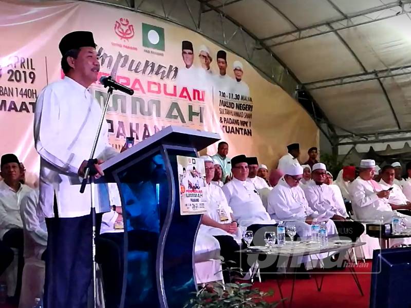 Mohamad Hassan menyampaikan amanatnya kepada rakyat di negeri ini pada Himpunan Perpaduan Ummah Negeri Pahang di Padang MPK 1 di sini, semalam.