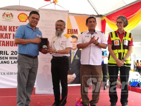 Saifuddin kiri terima cenderahati daripada pengurusan Shell dalam program hari ini.