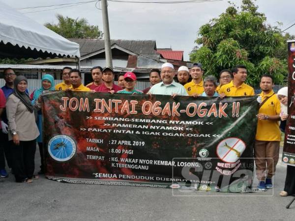 Wan Sukairi (empat dari kanan) bersama sebahagian peserta Program Dengue Awareness Day 2019 di Kampung Losong Wakaf Nyior Kembar, di sini.