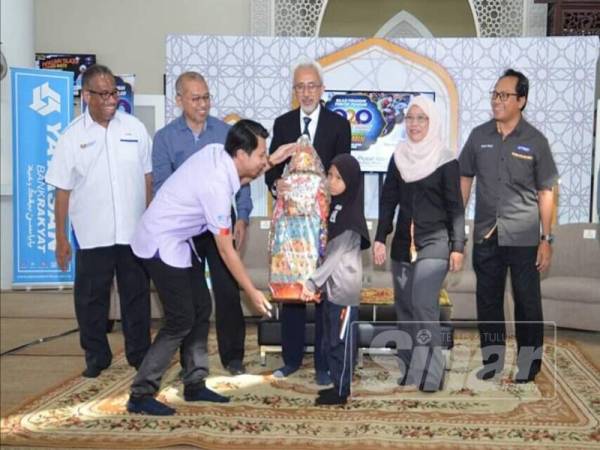 Raja Kamarul Bahrin merasmikan Majlis Penutup Program Asnaf To Asnaf Tuisyen Rakyat di Pusat Islam Sultan Mahmud, UMT di sini hari ini.
