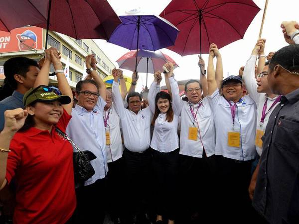 Calon DAP Vivian Wong Shir Yee (tengah) bersama Ketua Menteri Sabah Datuk Seri Shafie Apdal (empat, kiri) dan Setiausaha Agung DAP Lim Guang Eng (empat, kanan) berarak ke Pusat Penamaan Calon Pilihan Raya Kecil Parlimen P198 Sandakan di Dewan Aktiviti SMJK Tiong Hua hari ini. - Foto Bernama