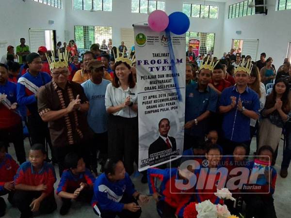 Kulasegaran (dua, kanan) merasmikan program taklimat TVET untuk pelajar dan ibu bapa orang asli anjuran Persatuan Orang Asli Perak (POAP) dan Institut Latihan Perindustrian (ILP) Perak di Pusat Kecemerlangan Pendidikan Orang Asli Perak, Simpang Pulai, semalam.
