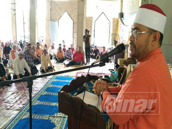 Mujahid semasa menyampaikan ucapan perasmian pada Program Menteri Bersama Rakyat di Pondok Raudhatul Ulum, Kampung Serendah, di Chetok, hari ini.