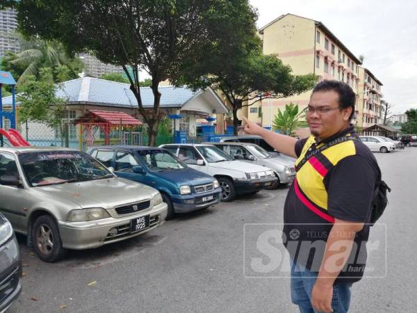 Fahmi menunjukkan bekas tapak Blok C yang kini didirikan taska. 