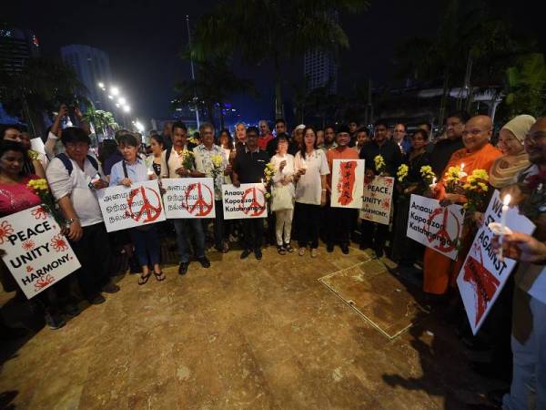 Menteri di Jabatan Perdana Menteri Datuk Seri Dr Mujahid Yusof Rawa bersama Menteri Industri Utama Teresa Kok ketika menghadiri Himpunan Solidariti #SalamSriLanka anjuran Gabungan Bertindak Malaysia (GBM) dengan kerjasama Jawatankuasa Mempromosikan Persefahaman dan Keharmonian Penganut Antara Agama (JKMPKA) di perkarangan Gereja St Mary’s Cethedral Jalan Raja malam ini.
Himpunan solidariti #SalamSriLanka adalah bagi menunjukkan kepada masyarakat dunia bahawa Malaysia menolak semua bentuk keganasan tanpa mengira warna kulit, agama dan bangsa. - Foto Bernama