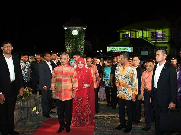 Yang di-Pertuan Agong Al-Sultan Abdullah Ri'ayatuddin Al-Mustafa Billah Shah bersama Raja Permaisuri Agong Tunku Azizah Aminah Maimunah Iskandariah dan Pemangku Raja Pahang Tengku Hassanal Ibrahim Alam Shah Al-Sultan Abdullah di hadapan mercu tanda Bukit Fraser 'Tugu Jam' ketika berkenan mencemar duli merasmikan Sambutan 100 Tahun Bukit Fraser malam ini. - Foto Bernama